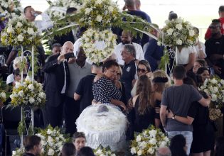 Οι Βραζιλιάνοι αποχαιρετούν τον Πελέ