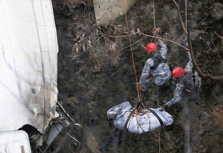 Συντριβή αεροπλάνου στο Νεπάλ: Τα πρόσωπα της τραγωδίας – «Δεν υπάρχουν ελπίδες να βρεθούν ζωντανοί»