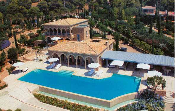 Τέως βασιλιάς Κωνσταντίνος: Η βίλα – παλάτι, η πανάκριβη γκαρνταρόμπα και η πώληση