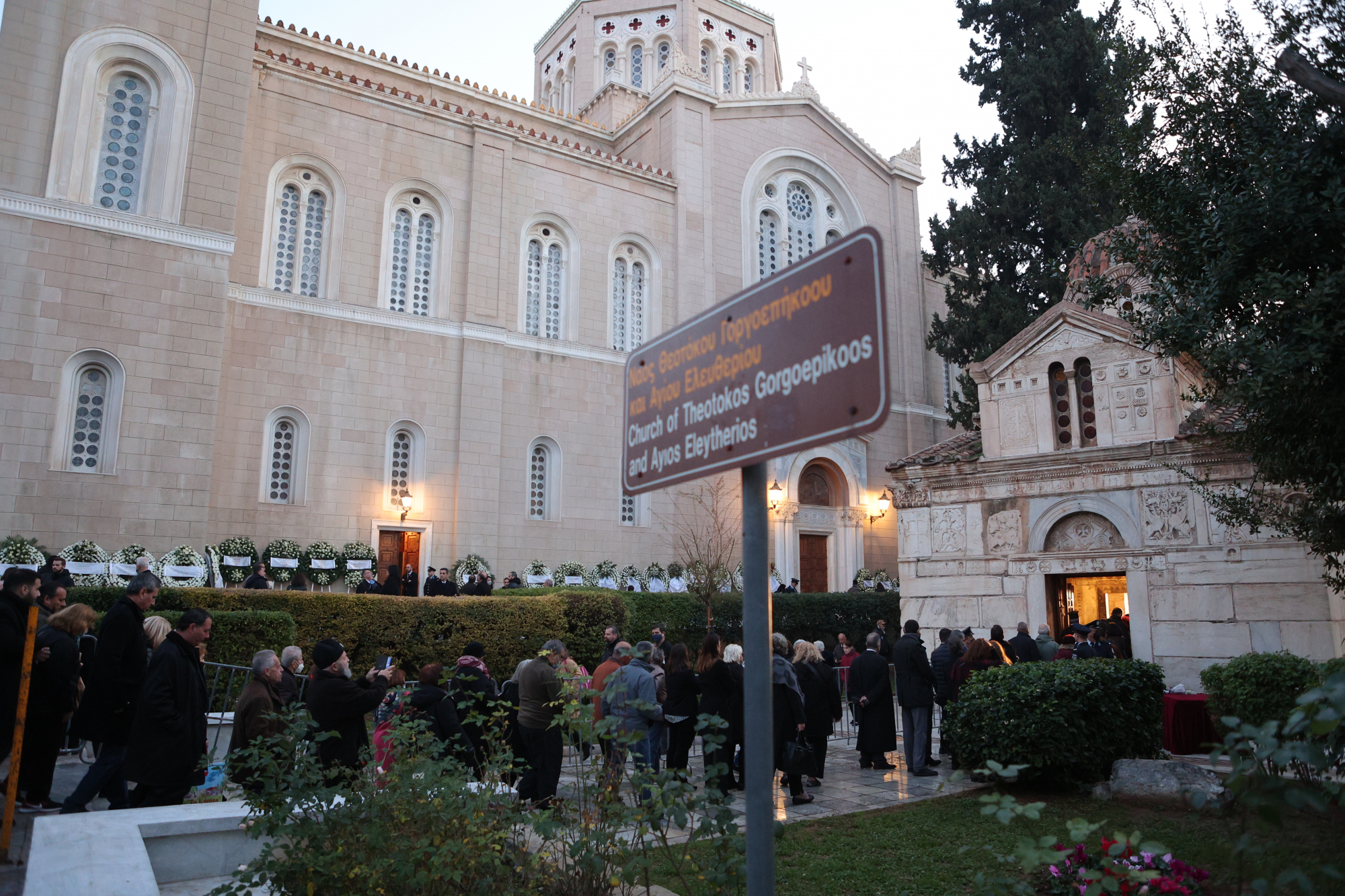 Τέως Βασιλιάς Κωνσταντίνος: Πλήθος κόσμου έξω από το Παρεκκλήσι της Μητρόπολης για το λαϊκό προσκύνημα