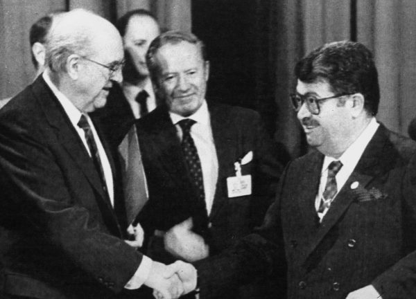 Νταβός 1988: Παπανδρέου και Οζάλ συμφωνούν σε «μη πόλεμο»