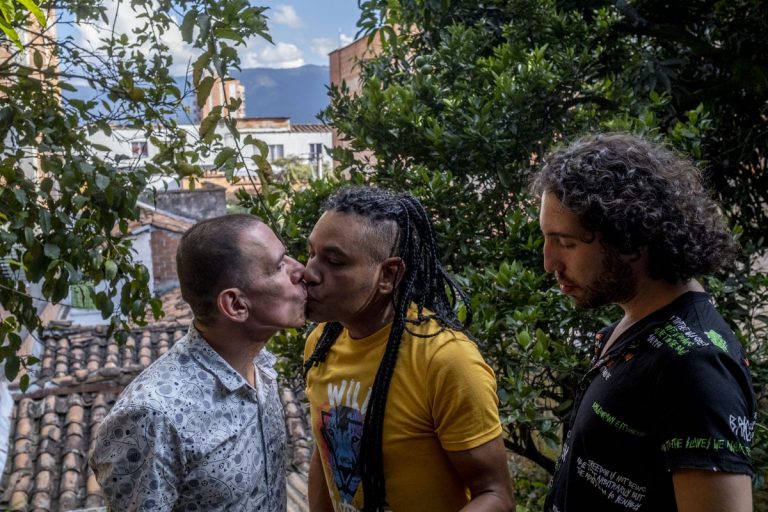 Μια polyamorous οικογένεια που συνταράζει τους νόμους της Κολομβίας