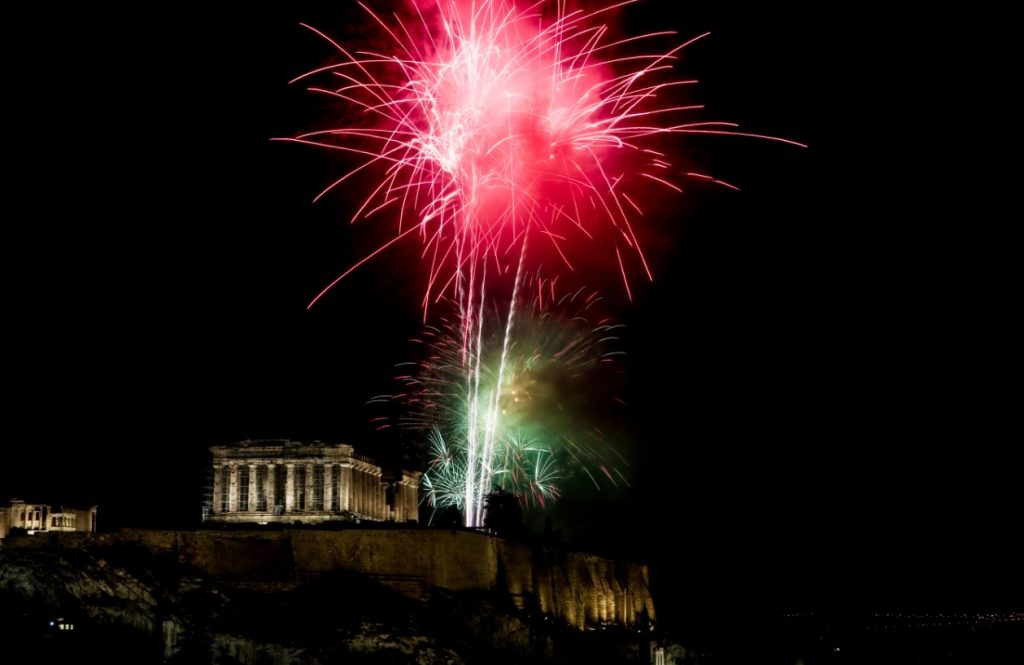 Πρωτοχρονιά: Με φώτα, λάμψη και πυροτεχνήματα υποδέχτηκαν η Αθήνα και ο κόσμος το 2023