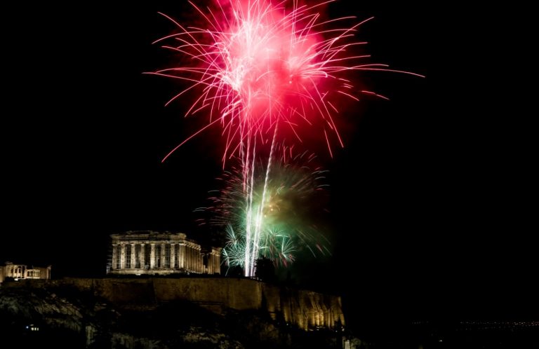 Πρωτοχρονιά: Με φώτα, λάμψη και πυροτεχνήματα υποδέχτηκαν η Αθήνα και ο κόσμος το 2023