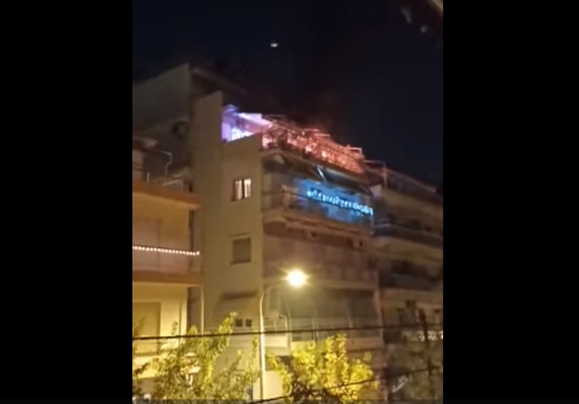 Θεσσαλονίκη: Τέντα διαμερίσματος άρπαξε φωτιά από τα πυροτεχνήματα