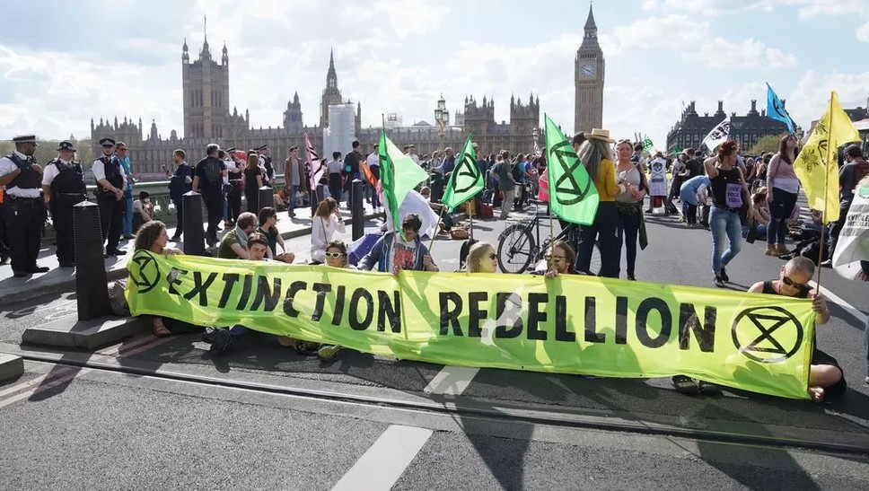 Βρετανία: Οι ακτιβιστές της Extinction Rebellion αλλάζουν τακτική - Πώς θα δρουν από εδώ και πέρα