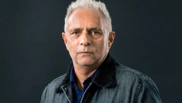 Χανίφ Κιουρέισι: Σοβαρό ατύχημα για τον Βρετανό σεναριογράφο – Δεν ξέρει αν κάποια μέρα θα ξαναπερπατήσει