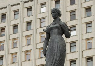 Ρωσία: Λουλούδια για τα θύματα της Ντνίπρο αφήνονται σε μνημείο προς τιμή Ουκρανής ποιήτριας στη Μόσχα