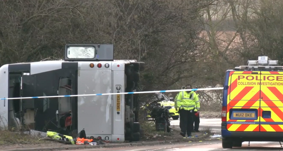 Βρετανία: Ανατράπηκε διώροφο λεωφορείο στο Σόμερσετ – Αρκετοί οι τραυματίες
