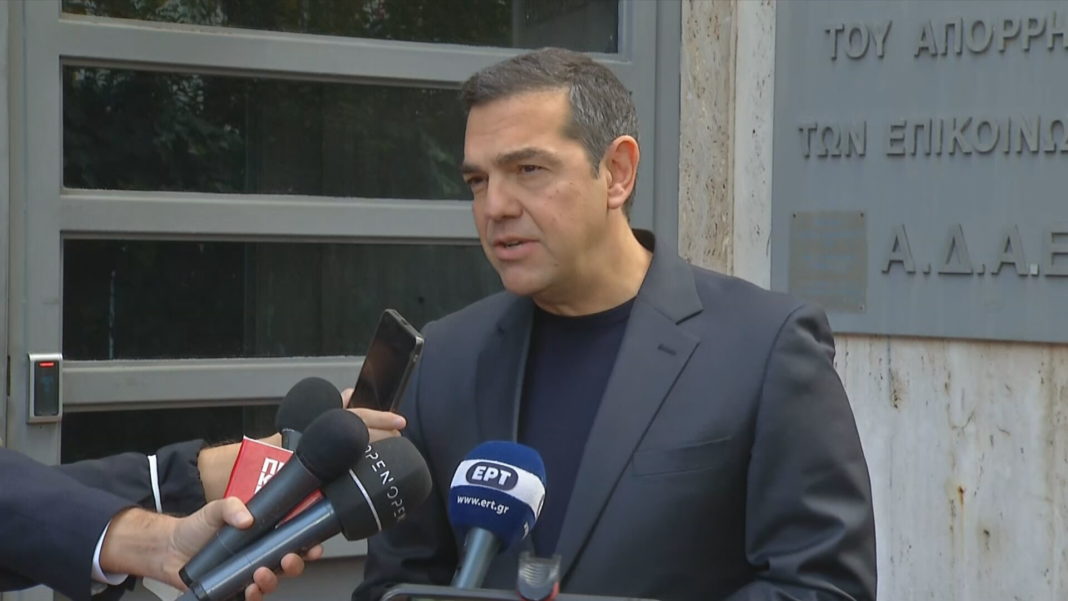 Τσίπρας: Ευτυχώς υπάρχουν ακόμα δικαστές εις τας Αθήνας - Δεν θα πει ονόματα στο... πεζοδρόμιο