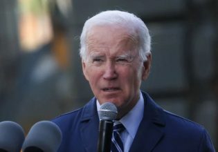 Μπάιντεν: Νέα γκάφα από τον πρόεδρο των ΗΠΑ – Πήγε να τραγουδήσει το «Happy Birthday» και…