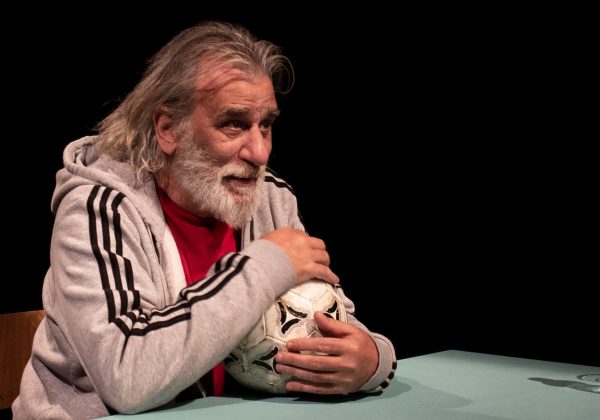 Ο Γιώργος Νινιός θα ζήσει την «Ερημιά του τερματοφύλακα» για ακόμα δέκα παραστάσεις