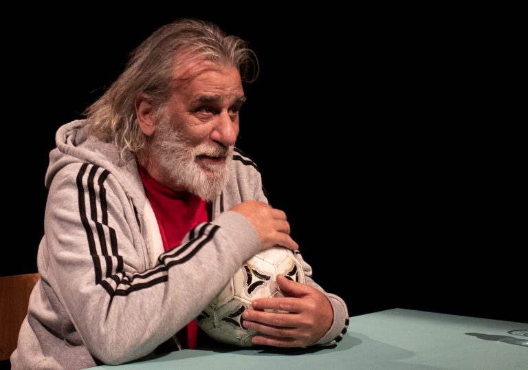 Ο Γιώργος Νινιός θα ζήσει την «Ερημιά του τερματοφύλακα» για ακόμα δέκα παραστάσεις