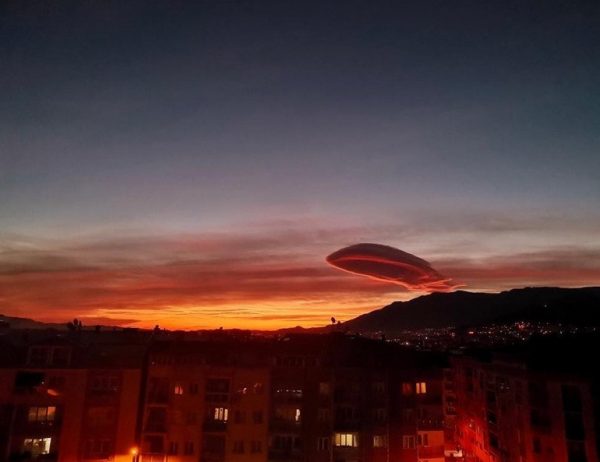 Σύννεφο «ιπτάμενος δίσκος» σκέπασε την Προύσα – Μαγικές εικόνες από Τουρκία