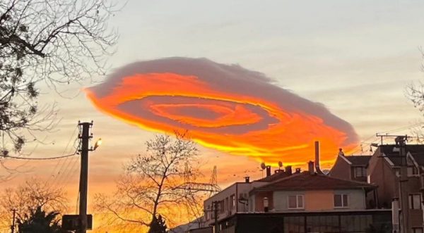 Σύννεφο «ιπτάμενος δίσκος» σκέπασε την Προύσα – Μαγικές εικόνες από Τουρκία