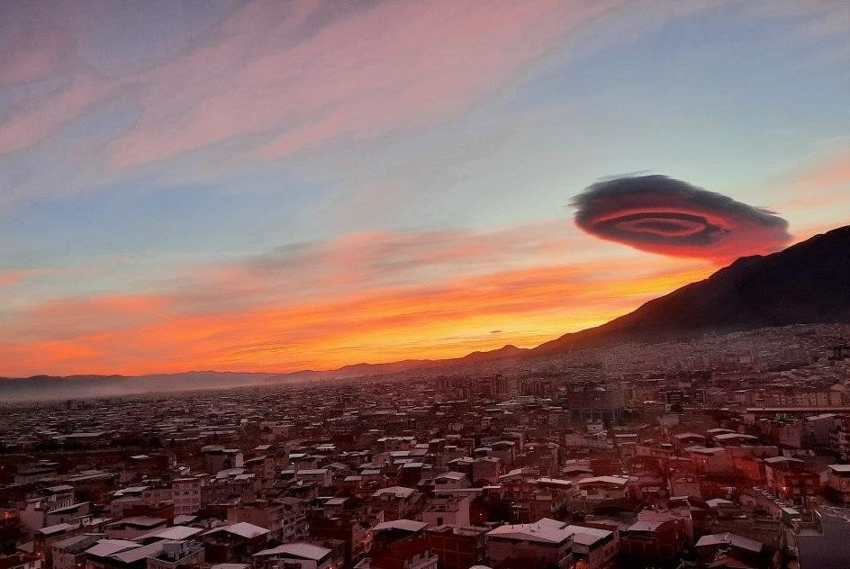 Σύννεφο «ιπτάμενος δίσκος» σκέπασε την Προύσα - Μαγικές εικόνες από Τουρκία