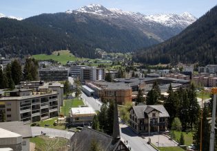 Κλιματική αλλαγή: Οι γυμνές πλαγιές του Νταβός δείχνουν στην ελίτ τι πρέπει να γνωρίζει