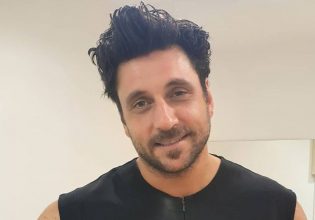 Γιώργος Χρυσοστόμου: Κουρεμένος, ξυρισμένος και με… μουστάκι – Άφωνοι οι παρουσιαστές με την αλλαγή του