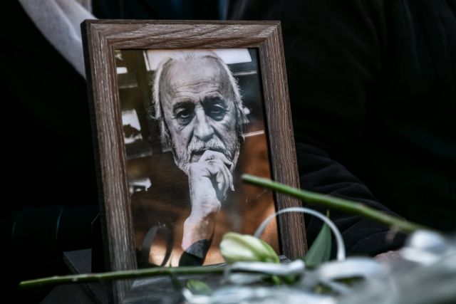 Νότης Μαυρουδής: Πλήθος κόσμου στην κηδεία του - Τον αποχαιρέτησαν με το «Πρωινό Τσιγάρο»
