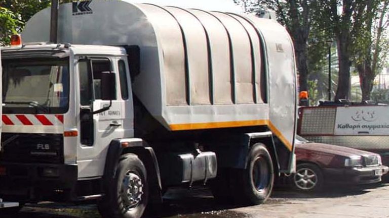 Ξυλόκαστρο: Αυτοκίνητο έπεσε σε απορριμματοφόρο – Νεκρή μια υπάλληλος καθαριότητας