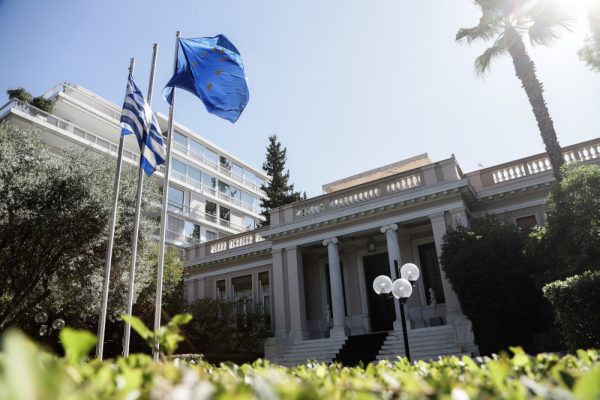 Το Μαξίμου αναζητά την «κάθαρση» με τους καλλιτέχνες