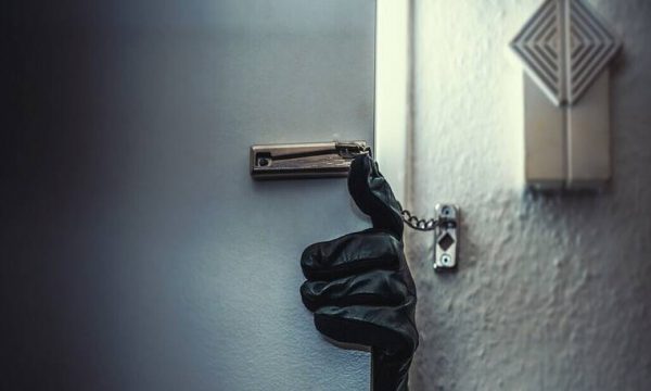 Εύβοια: Τρόμος για ζευγάρι – Διαρρήκτες μπήκαν στο σπίτι, τους έδεσαν και τους λήστεψαν
