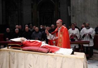 Βατικανό: Σε λαϊκό προσκύνημα η σορός του πάπα Βενέδικτου