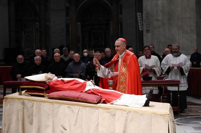 Βατικανό: Σε λαϊκό προσκύνημα η σορός του πάπα Βενέδικτου