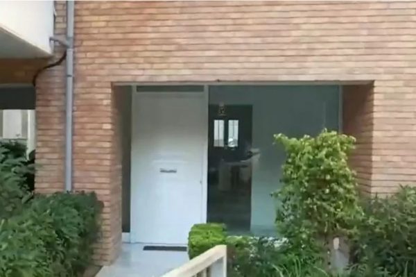 Ληστεία στο Παλαιό Φάληρο: «Προσπάθησα να λύσω πρώτα το παιδί μου» λέει η μητέρα