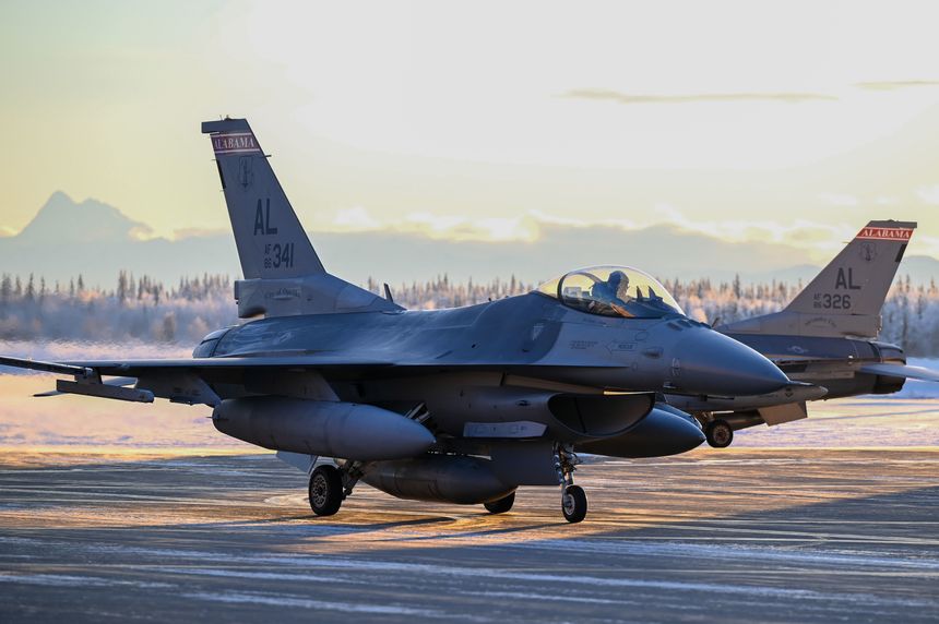 Forbes: Γιατί ο Μπάιντεν θέλει να πουλήσει F-16 στην Τουρκία και F-35 στην Ελλάδα