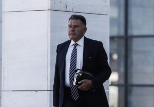 Υπόθεση ψευτογιατρού: Ο Κούγιας μηνύει τους αστυνομικούς – «Δεν παρίστανε τον γιατρό, κατοικεί σε χαμόσπιτο 100 τμ, όχι βίλα»