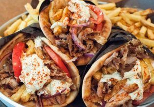 Ουρές για ελληνικό σουβλάκι στο Νταβός: 20 ευρώ το τυλιχτό