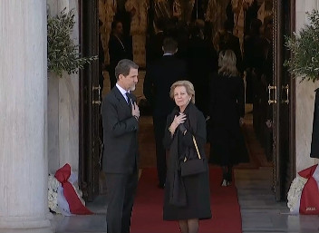 Κηδεία τέως βασιλιά Κωνσταντίνου: Η στιγμή της άφιξης της Άννας Μαρίας στη Μητρόπολη