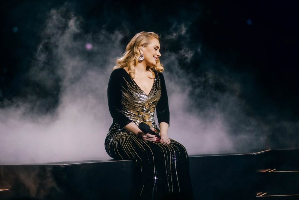 Μεγάλη ανησυχία για την Αντέλ: Γιατί δεν μπορούσε να περπατήσει στη σκηνή;