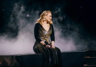 Μεγάλη ανησυχία για την Αντέλ: Γιατί δεν μπορούσε να περπατήσει στη σκηνή;