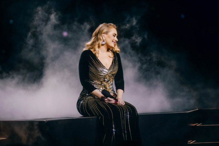 Adele: Ο λόγος που κλαίει πριν και μετά τις συναυλίες