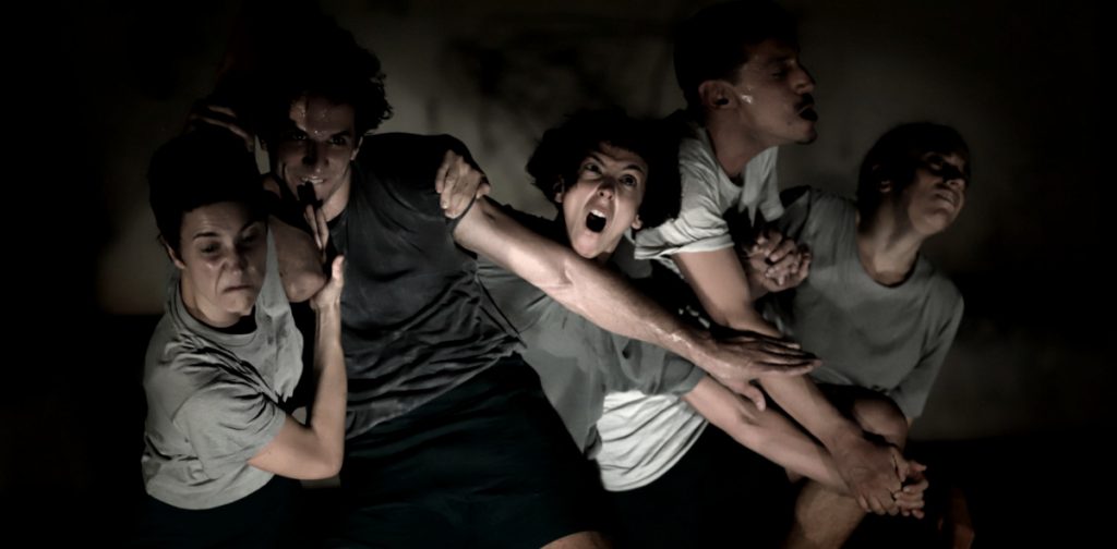 Ο Κήπος: Ένα ανθρώπινο γλυπτό σε ένα κουιντέτο χορού, στον χώρο Μ54