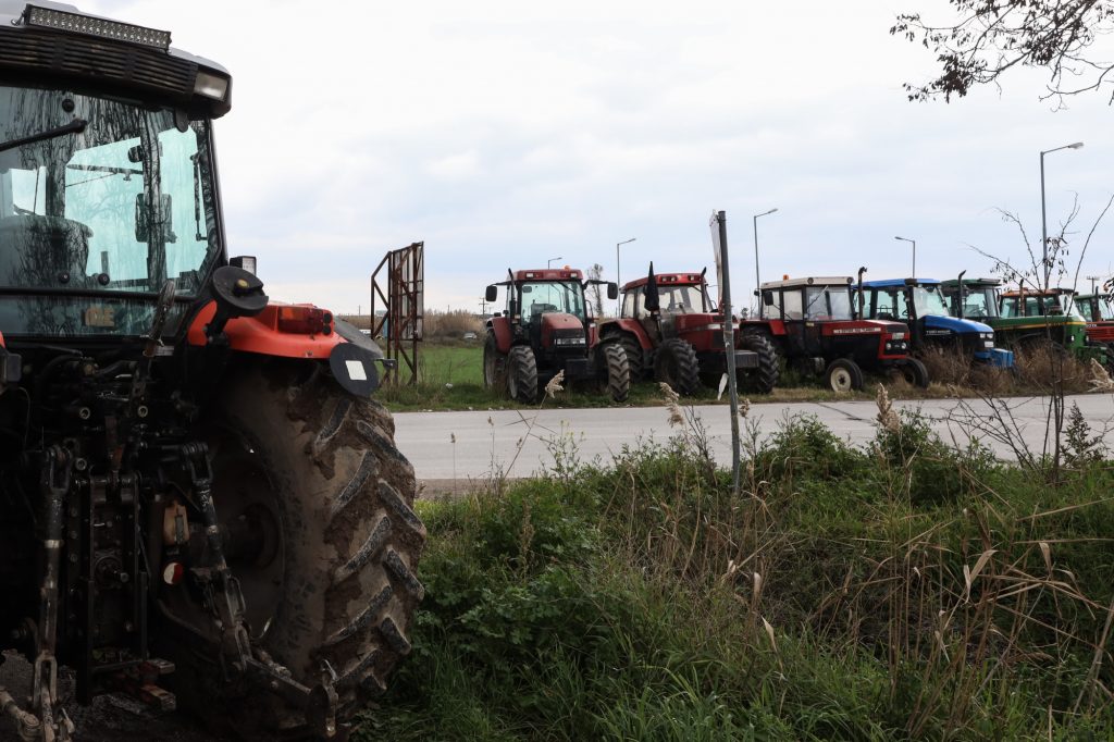 Θεσσαλία: Επί ποδός οι αγρότες – Ενισχύονται τα μπλόκα