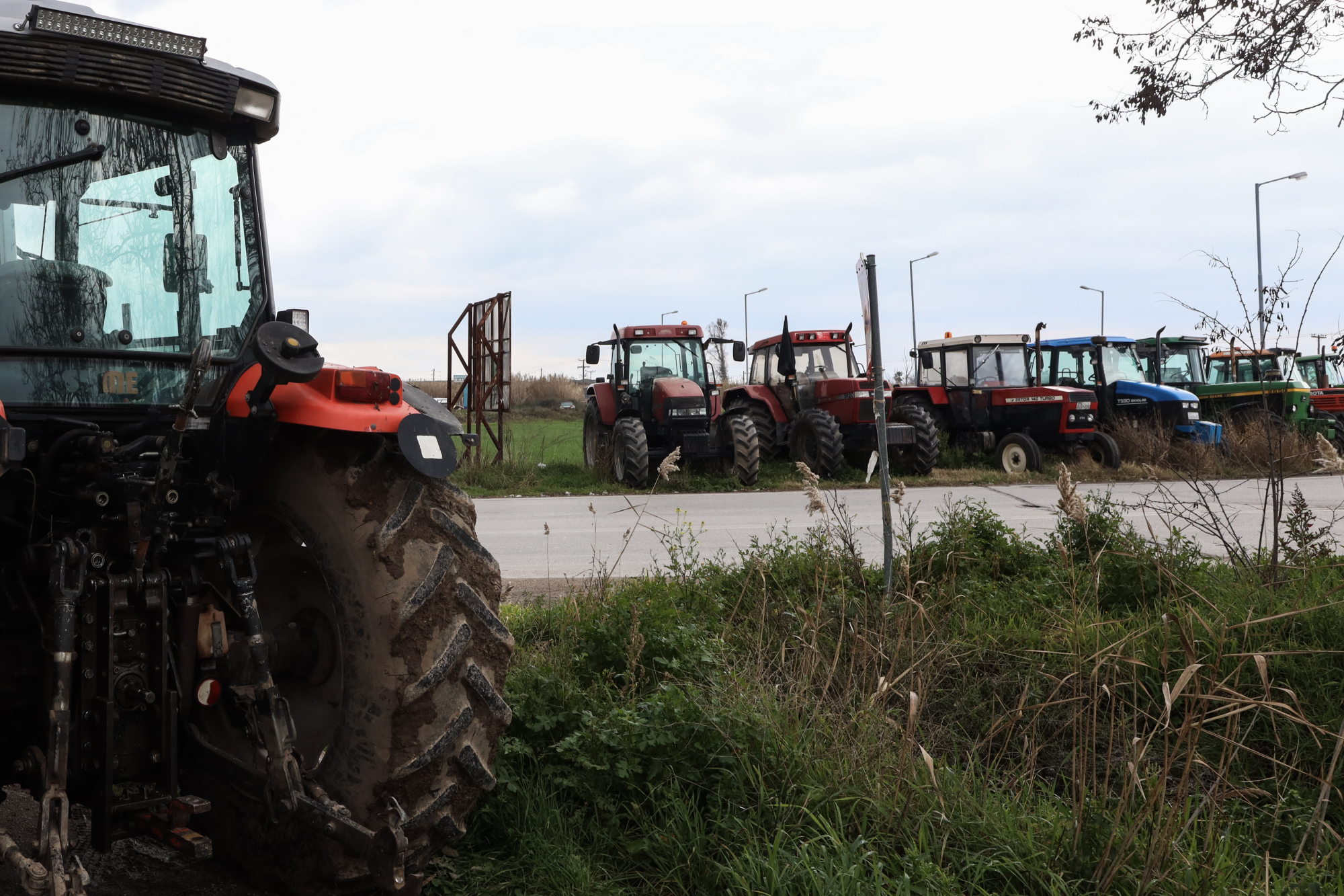Θεσσαλία: Επί ποδός οι αγρότες - Ενισχύονται τα μπλόκα