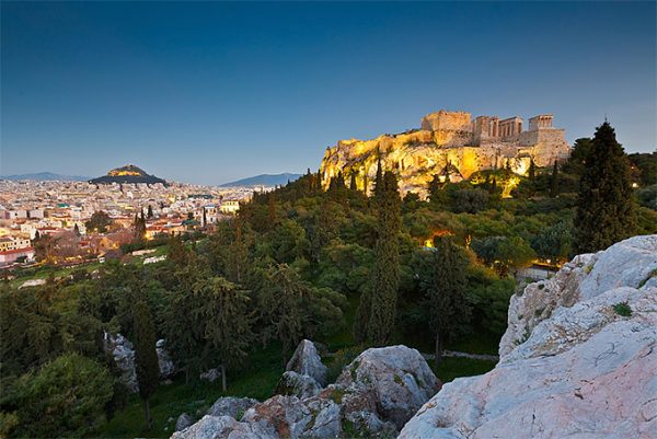 Ακρόπολη: Χτύπησαν και λήστεψαν ανήλικους