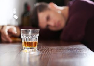 Κρήτη: Δύο ανήλικοι στο νοσοκομείο έπειτα από κατανάλωση αλκοόλ