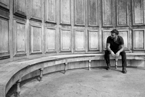 Ο Κωνσταντίνος Αλσινός μιλάει στο in για την «Πληγή του κόσμου»