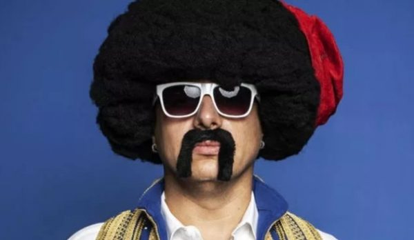 Ο Αποστόλης Μπαρμπαγιάννης με τη μουσική παράσταση «Αριστεία Καπαμά»