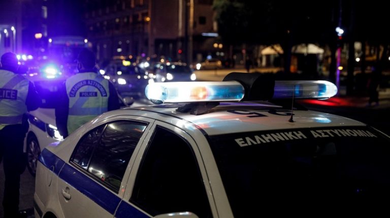 Αθήνα: Επίθεση με βαριοπούλες στο Διοικητικό Πρωτοδικείο – Προκλήθηκαν ζημιές