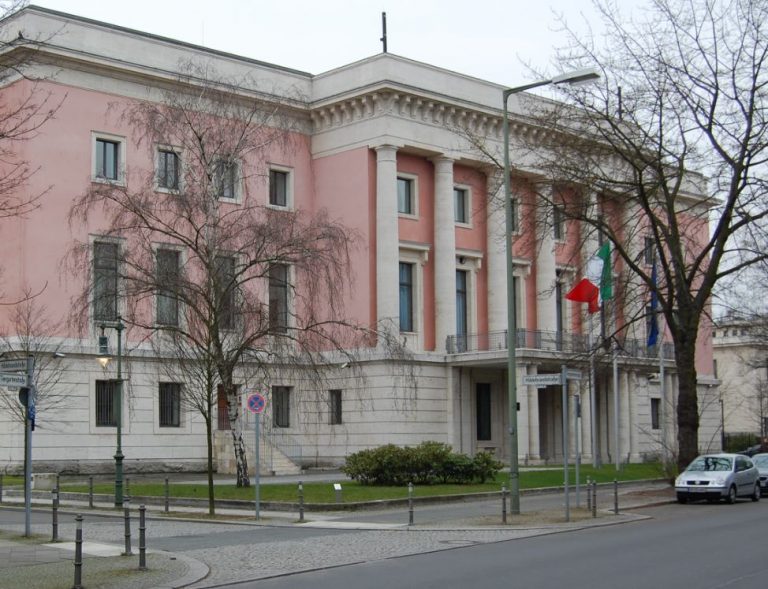 Ιταλία: Πυρπολήθηκε αυτοκίνητο διπλωμάτη στο Βερολίνο, ζημιές στο προξενείο στη Βαρκελώνη