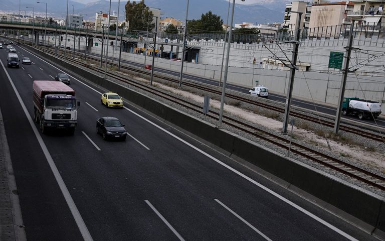Αττική Οδός: Κλειστές λωρίδες μετά από σύγκρουση οχημάτων στο ρεύμα προς Αεροδρόμιο