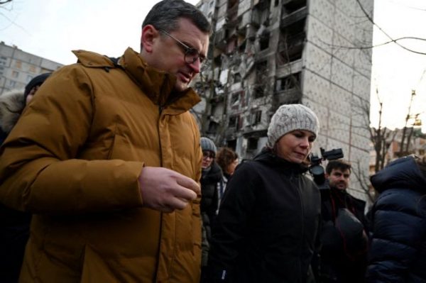 Ουκρανία: Ρωσικοί βομβαρδισμοί στο Χάρκοβο μετά την απρόσμενη επίσκεψη της Μπέρμποκ