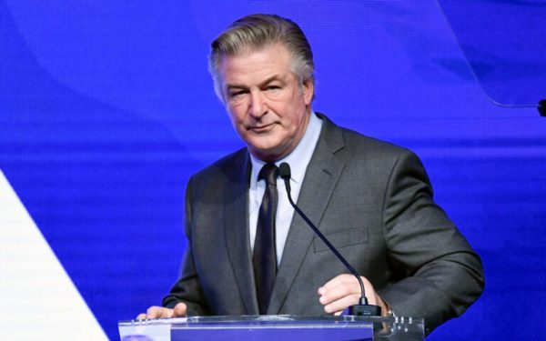 Alec Baldwin: Με την κατηγορία για ανθρωποκτονία εξ αμελείας εις βάρος του