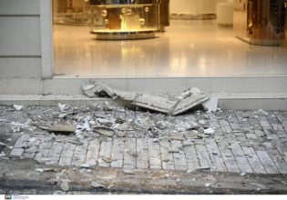 Κακοκαιρία: Μπαλκόνι έπεσε στην Ερμού