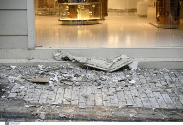 Κακοκαιρία: Μπαλκόνι έπεσε στην Ερμού